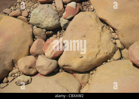 Sott'acqua colorata ciotoli arrotondati e ciottoli in un letto del fiume Foto Stock