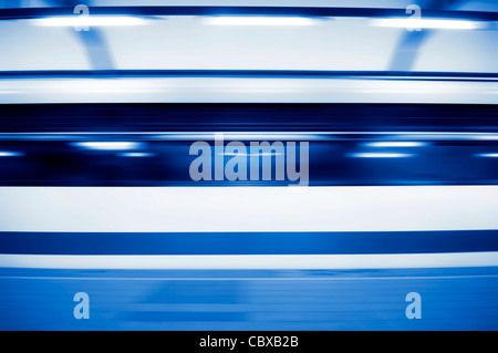 Il panning su un movimento veloce treno. Foto Stock