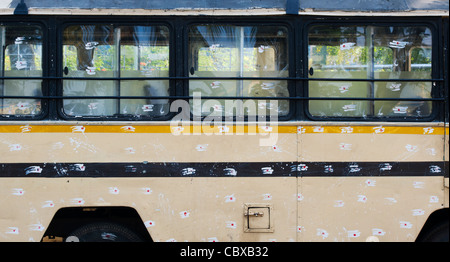 Indian Taxi mini bus con marchi puja, benedizioni per il cammino futuro. Andhra Pradesh, India Foto Stock
