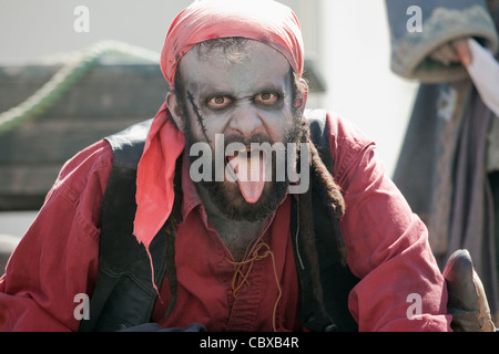 Deck mano su una nave pirata in Carnaval annuale festival, Distretto di missione di San Francisco, California, Stati Uniti d'America Foto Stock