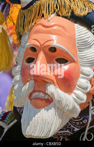 Masked partecipante al Carnevale annuale festival nel distretto di missione di San Francisco, California, Stati Uniti d'America Foto Stock