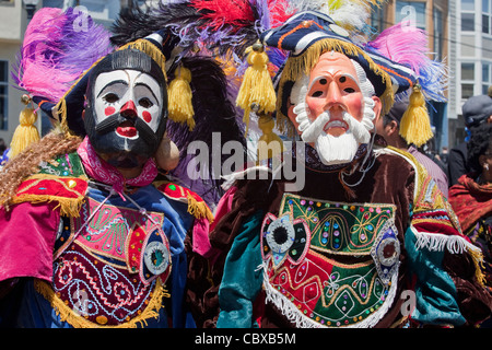 I partecipanti mascherato a Carnevale annuale festival nel distretto di missione di San Francisco, California, USA, America del Nord Foto Stock