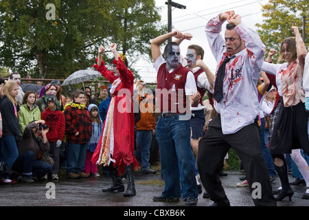 Gli zombie facendo il thriller dance in Portland Oregon Foto Stock