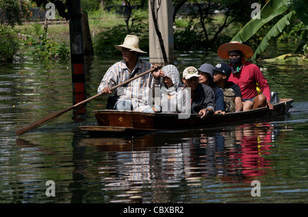 Famiglia Thai fuoriuscite di inondazione, Bangkok, Thailandia, Sud-est asiatico. Credito: Kraig Lieb Foto Stock