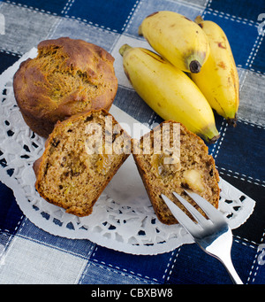 Delizioso sfornato fresco muffin alla banana, con uvetta e noci, latticini libero adatto per vegani Foto Stock