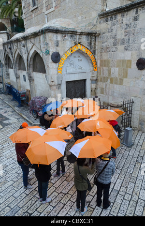 Pellegrini cristiani a III stazione della Via crucis, in un giorno di pioggia. Gerusalemme vecchia città. Israele Foto Stock