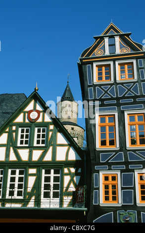 La città vecchia di Idstein con tipiche case a graticcio e la strega Hexenturm tower trovati in Hesse, Germania Foto Stock
