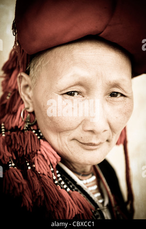 Ritratto di un tradizionale rosso Tribeswoman Dao nel villaggio di Thanh Kim vicino a Sapa in Vietnam del Nord, del sud-est asiatico. Foto Stock