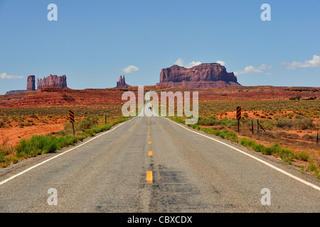 Autostrada 163 nello Utah che conduce alla Monument Valley Foto Stock