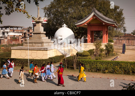 India, Bihar, Bodhgaya,, Buddismo, tempio giapponese tour indiano gruppo in arrivo Foto Stock