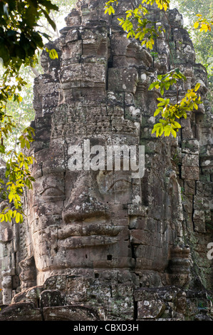 Angkor Thom porta est, nord faccia della torre, Cambogia Foto Stock