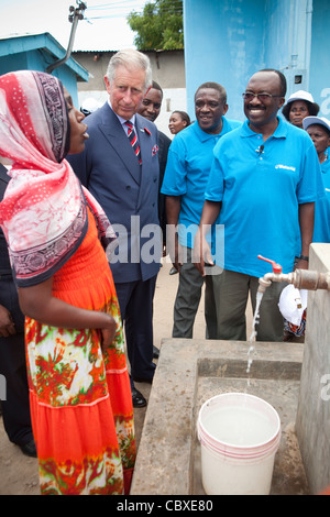 Sua Altezza Reale il principe Charles visita WaterAid un progetto di sviluppo in Dar es Salaam, Tanzania Africa orientale Foto Stock