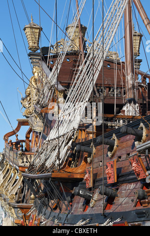 Dettaglio del galeone Neptune ormeggiata nel porto di Genova, Italia Foto Stock