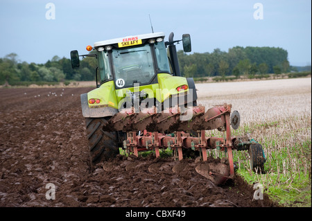 Aratura in stoppia utilizzando una Claas Axion 640 e un solco 5 aratro reversibile Foto Stock