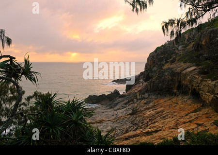 Vista dell'Oceano Pacifico Bustard Bay Town del 1770 Queensland Australia // Vista dell'Oceano Pacifico da Bustard Bay della città del 1770. Fu qui che il capitano James Cook ancorò l'Endeavor, il 24 maggio 1770, per il suo primo sbarco in quello che sarebbe diventato lo stato australiano del Queensland. Il botanico Joseph Banks sbarcò qui e raccolse 33 specie di piante dalla zona. Foto Stock