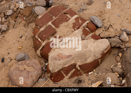 Happisburgh litorale nord di Norfolk, East Anglia. Erosione delle abitazioni sulla scogliera dal Mare del Nord. Demolito un muro di mattoni, calcestruzzo. Foto Stock