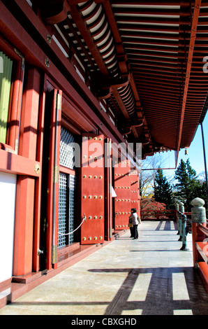 NARITA, Giappone - il Daitou (grande Tempio) di Naritasan Shinshoji, alto 58 metri in cima al monte Narita. Costruito nel 1984, questa moderna aggiunta all'antico complesso buddista Shingon, fondato nel 940 d.C., combina design architettonico contemporaneo con tradizionale simbolismo religioso, dominando lo skyline della città di Narita. Foto Stock