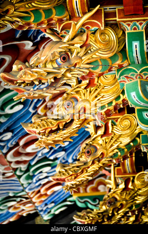 NARITA, Giappone - travi ornamentali della Pagoda a tre piani al tempio Naritasan Shinshoji. Questa struttura alta 25 metri, originariamente costruita nel 1712, mostra colori vivaci e disegni intricati, che esemplificano le ricche tradizioni artistiche dell'architettura buddista giapponese e il simbolismo. Foto Stock