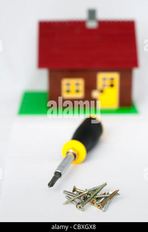 La riparazione e costruzione di casa.il cacciavite e viti di heap Foto Stock