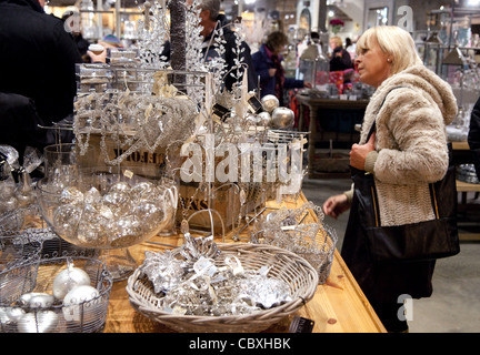 Una donna shopping natalizio in Snape Maltings, Snape Suffolk REGNO UNITO Foto Stock