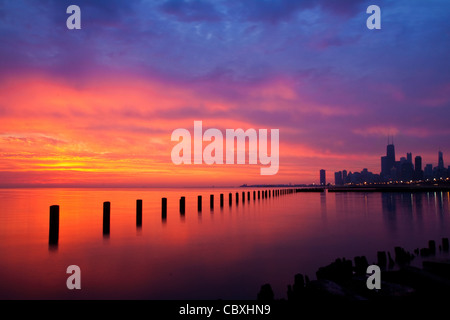 Chicago alba sul lago Michigan appena fuori Lake Shore Drive. Foto Stock