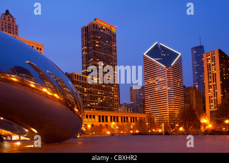 Chicago's "fagiolo" e la plaza al Millenium Park al crepuscolo. Foto Stock