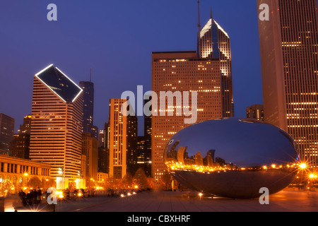 Chicago's "fagiolo" e la plaza al Millennium Park al crepuscolo. Foto Stock