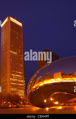 Chicago's "fagiolo" e la plaza al Millennium Park al crepuscolo. Foto Stock