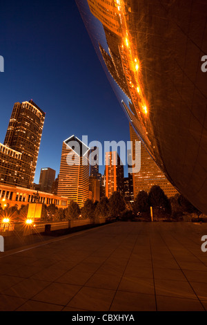 Chicago's "fagiolo" e la plaza al Millennium Park al crepuscolo. Foto Stock