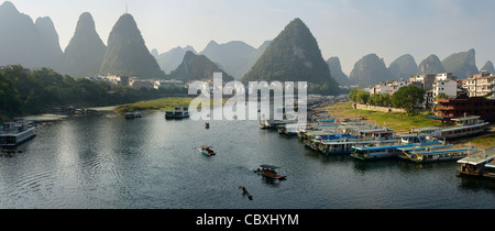 Panorama di verde lotus peak affacciato sulla città di yangshuo porto sul li jiang fiume cina Foto Stock