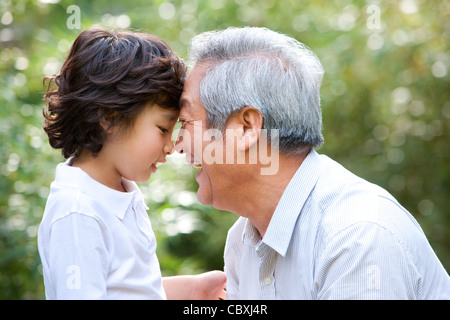 Il nonno e nipote divertirsi in giardino Foto Stock