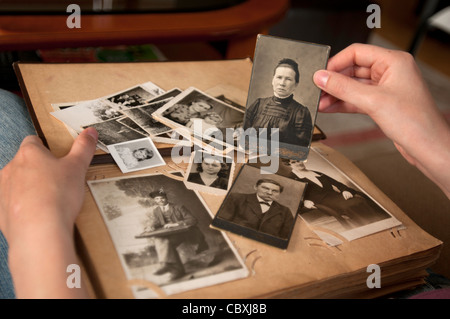 Sfogliare e vecchio album di famiglia Foto Stock