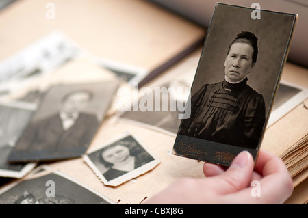 Sfogliare e vecchio album di famiglia Foto Stock