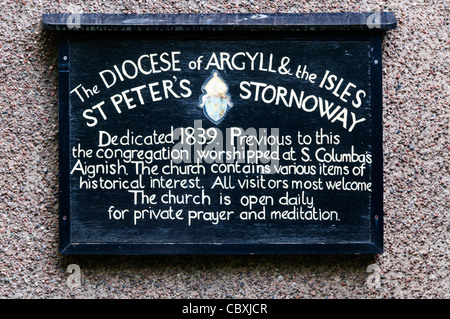 Segno sulla parte esterna della Chiesa Episcopale Scozzese di San Pietro, Stornoway sull'isola di Lewis nelle Ebridi Esterne, Scozia Foto Stock