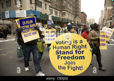 Elementi di raccordo e altri marzo a New York contro pagato influenza politica peddling in molti Stati membri la limitazione dei diritti degli elettori Foto Stock