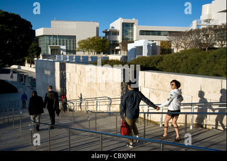 I visitatori per il Getty Center di Los Angeles, CA Foto Stock