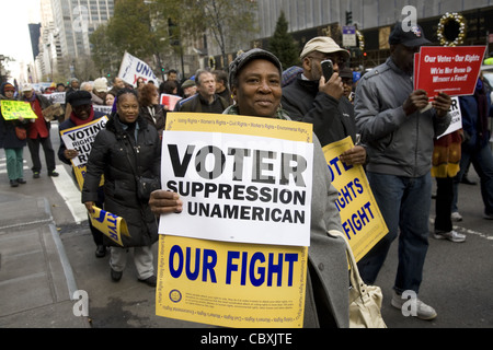 Elementi di raccordo e altri marzo a New York contro pagato influenza politica peddling in molti Stati membri la limitazione dei diritti degli elettori Foto Stock