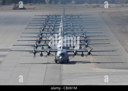 Una linea di taxi C-130 Hercules durante un esercizio delle forze aeree della mobilità il 18 novembre 2009, alla base dell'aeronautica di Nellis, Never. Circa 40 C-17 Globemaster IIIs e C-130s dalle basi dell'aeronautica intorno agli Stati Uniti volarono circa 400 soldati da Fort Bragg, N.C., Per airdrops sulla gamma di addestramento e di prova del Nevada. Foto Stock