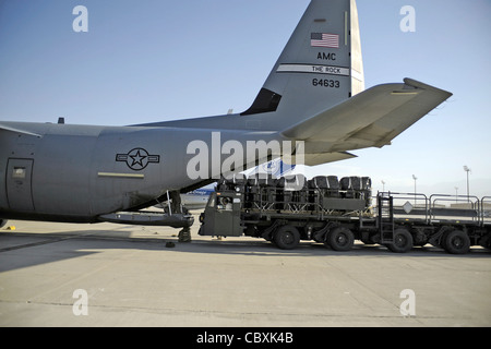 Pallet di carburante JP-8 rigati per un airdrop sono caricati nel vano di carico di un C-130J Super Hercules Luglio 17, Kandahar Air Field, Afghanistan. Il 772esimo Squadrone di Airlift Expeditionary esegue airdrops come questo per fornire le forniture molto necessarie alle truppe sul terreno. Foto Stock