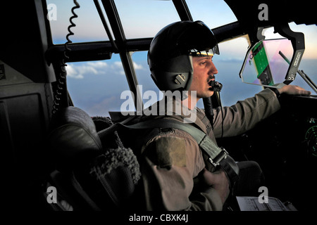 Dan Rees controlla i controlli di volo durante una notte airdrop per consegnare il carburante JP-8 alle truppe 17 luglio sopra l'Afghanistan sudoccidentale. Il Capitano Rees è pilota di Super Hercules AC-130J assegnato al 772esimo Squadrone di volo Evolutivo a Kandahar Airfield, Afghanistan. Captain Rees viene schierato dalla 41esima squadra di Airlift alla base dell'aeronautica di Little Rock, Arkansas. Foto Stock