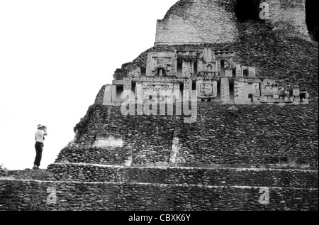 Tourist fotografare il fregio ovest di El Castillo, la struttura principale presso le rovine Maya di Xunantunich vicino a San Ignacio, Belize Foto Stock