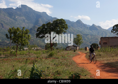 Le montagne Uluguru salire al di sopra di Morogoro, Tanzania Africa Orientale. Foto Stock