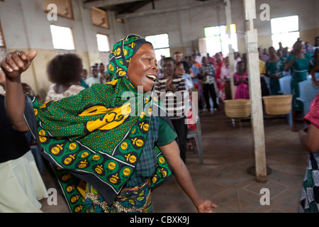 Una donna celebra in una chiesa di Morogoro, Tanzania Africa Orientale. Foto Stock