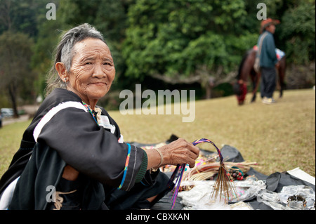 Senior hill tribe donna souviners vendita a un progetto reale nel nord della Tailandia, in Asia. Foto Stock