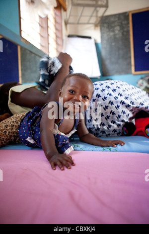 Un bambino gioca in una scuola materna di Morogoro, Tanzania Africa Orientale. Foto Stock