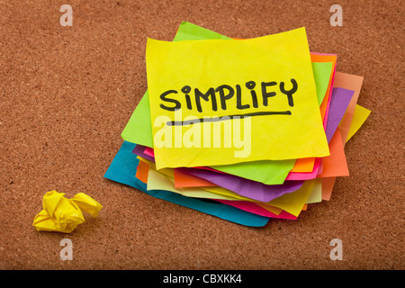 Pragmatica o organizzati concetto, semplificare promemoria - una pila di coloratissimi sticky notes sul sughero bulletin board Foto Stock
