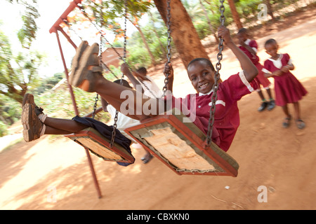 I bambini giocano su un parco giochi di Morogoro, Tanzania Africa Orientale. Foto Stock