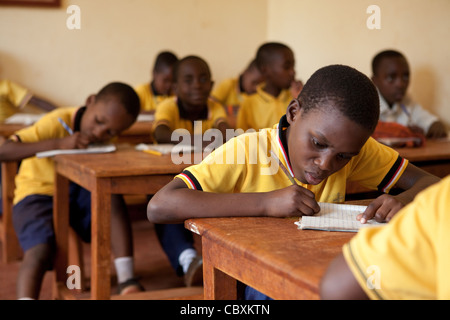 Gli studenti imparano a claass presso una scuola di Morogoro, Tanzania Africa Orientale. Foto Stock