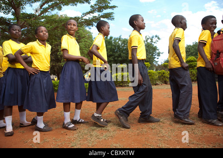 Gli studenti coda per lavarsi le mani in una scuola di Morogoro, Tanzania Africa Orientale. Foto Stock