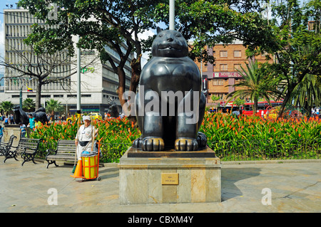 La scultura figurativa del pittore e scultore Fernando Botero Angulo, Plaza Botero, Medellin, Colombia Foto Stock